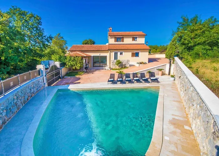 Gorgeous Pool Villa With A Fenced Garden
